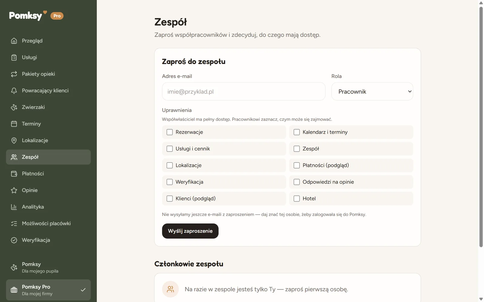 Ekran Zespół w Pomksy Pro z formularzem zaproszenia i listą uprawnień